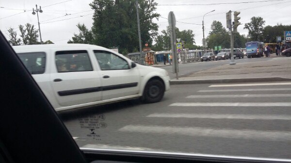 Притерлись на пересечении Басеиной и Московского по. в сторону аэропорта.