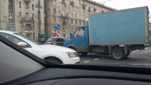 Притерлись на пересечении Басеиной и Московского по. в сторону аэропорта.