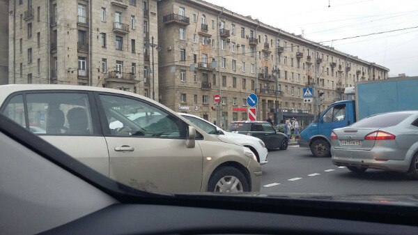 Притерлись на пересечении Басеиной и Московского по. в сторону аэропорта.