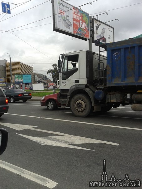 На Заневском пр. перед перекрестком в сторону заневского каскада,грузовик подмял по себя легковушку.