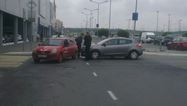 У Мега дыбенко. Дама не уступила дорогу. Два Renault встретились