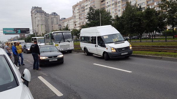 18:23 Opel с белорусскими номерами подрезал маршрутку, у обоих проблемы с колесами, уехать не смогу...