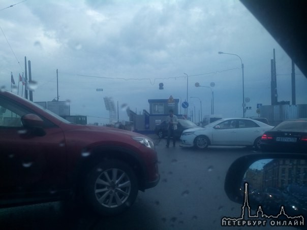 ДТП на набережной Макарова у Тучкова моста. Практически не мешают. Skoda и Kia. На 7.45