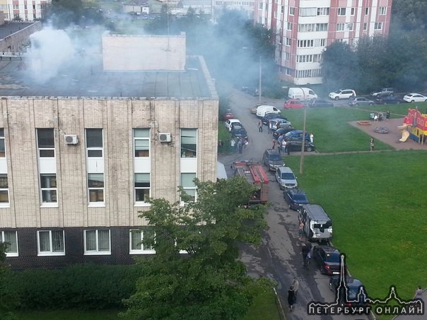 На улице Пионерстроя горит здание "Механотроники" . Работники фирмы эвакуированы. Две пожарки приеха...
