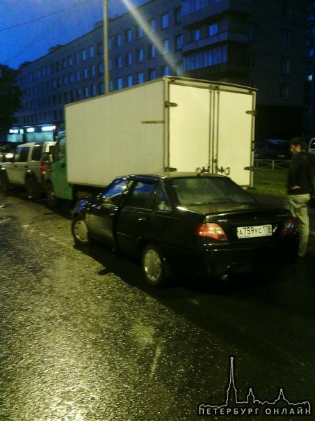 Нексия вылетела в припаркованную ГАЗель некст на Бестужевской у 21 отдела Полиции ,3:50