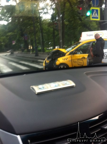Два такси "Яндекс" на Каменоостровском ,на каменном острове.. в 4:15