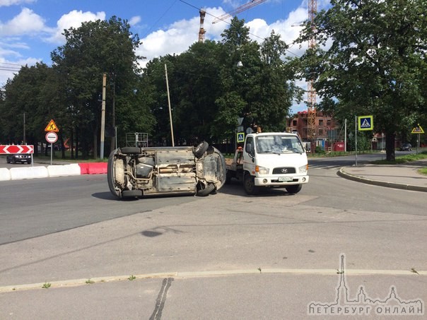 10 мин назад на петровском упала на повороте! Чья? По ходу на штраф стоянку везли!