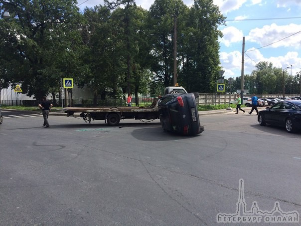 10 мин назад на петровском упала на повороте! Чья? По ходу на штраф стоянку везли!