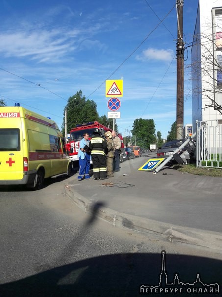 На пересечении улицы Жукова и Феодосийской улицы, Волга отправила ВАЗ 2114 в забор , при этом ЛАДА...