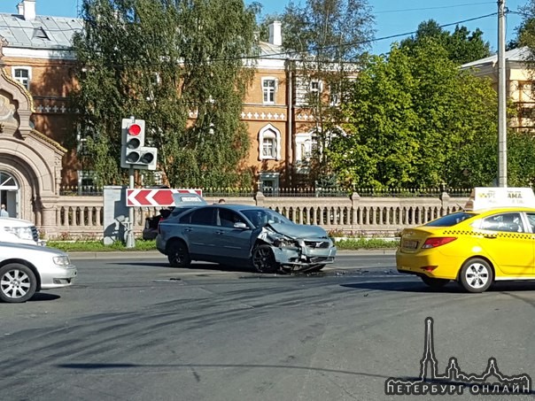 Столкнулись Volvo и Skoda на пересечении Санкт-Петербургского шоссе и проспекта Буденного.