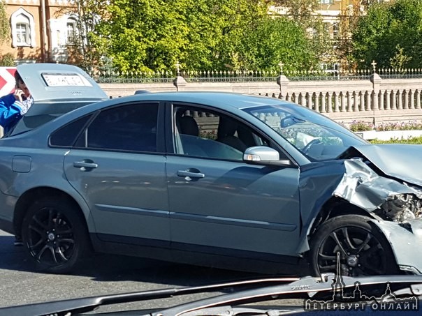 Столкнулись Volvo и Skoda на пересечении Санкт-Петербургского шоссе и проспекта Буденного.