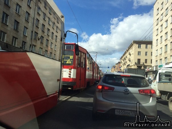 Небольшое ДТП с участием 45-го трамвая и авто на пересечении Благодатной и Московского проспекта выз...
