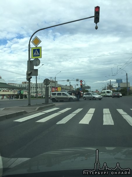 Вот такая неприятность на перекрёстке Н.Ополчения/Ленинский,прям по центру.мешают левым поворотам, и...