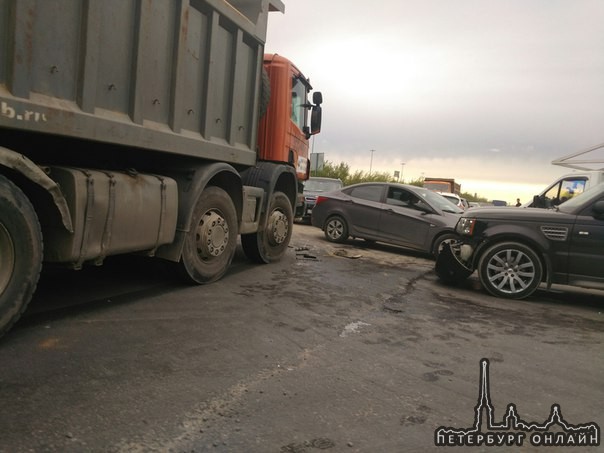 ДТП на перекрестке Охтинской аллеи и Воронцовского бульвара. Рэндж ровер с камазом. КАМАЗ ехал прямо...