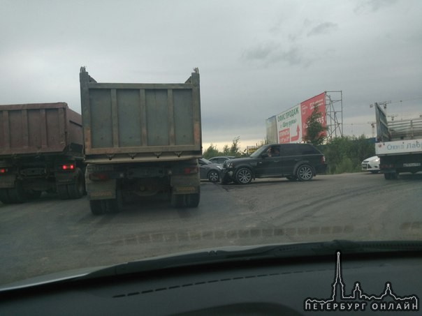 ДТП на перекрестке Охтинской аллеи и Воронцовского бульвара. Рэндж ровер с камазом. КАМАЗ ехал прямо...