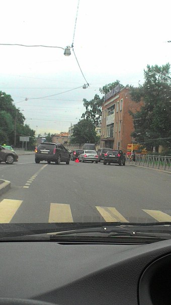 Целовашки по середине двух полос, на перекрестке Самойловой и Мгинской. Объехать можно справа и по в...