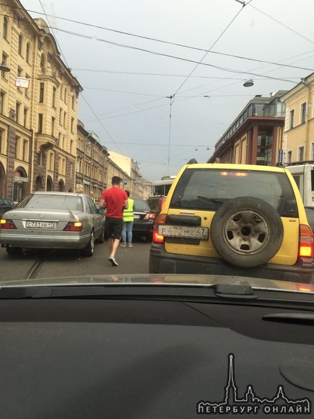 На Звенигородской 1, автобус колесом провалился в люк - средний ряд, на трамвайных путях ДТП - тойот...