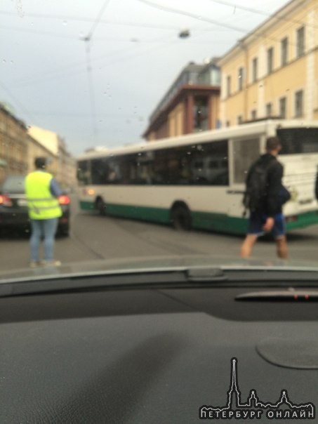 На Звенигородской 1, автобус колесом провалился в люк - средний ряд, на трамвайных путях ДТП - тойот...