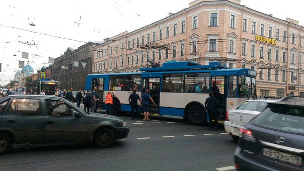 На Техноложке толкают троллейбус. Это Россия.