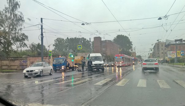 На Среднем проспекте в районе Горного, до 22 линии в сторону Спортивной -ДТП на путях. Стоят трамва...