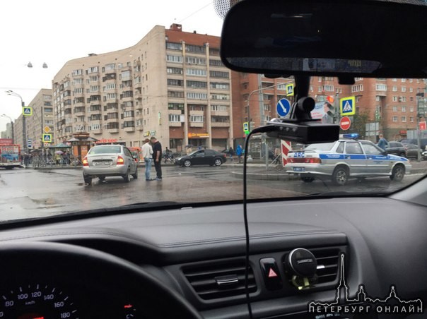 ДТП из 3-х автомобилей на перекрёстке у метро Гражданский проспект.