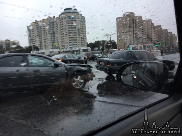 ДТП из 3-х автомобилей на перекрёстке у метро Гражданский проспект.