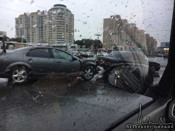 ДТП из 3-х автомобилей на перекрёстке у метро Гражданский проспект.