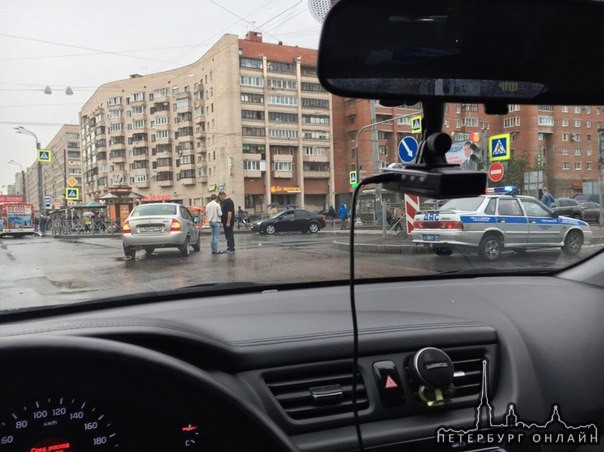 ДТП из 3-х автомобилей на перекрёстке у метро Гражданский проспект.