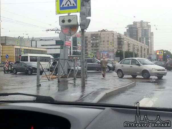 ДТП из 3-х автомобилей на перекрёстке у метро Гражданский проспект.