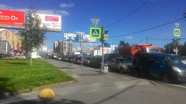 Перекресток Московского шоссе и Дунайского. Не работают светофоры, пробка во все стороны, служб нет.