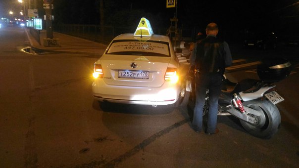 Пр-т Добролюбова и пер-к Талалихина таксист смотрел в навигатор и стал перестраиваться в мотоциклист...
