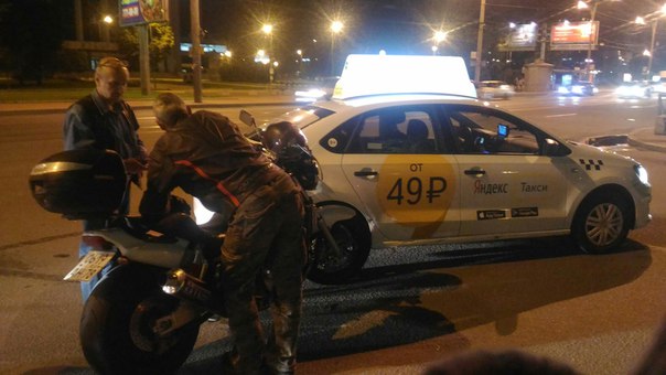 Пр-т Добролюбова и пер-к Талалихина таксист смотрел в навигатор и стал перестраиваться в мотоциклист...