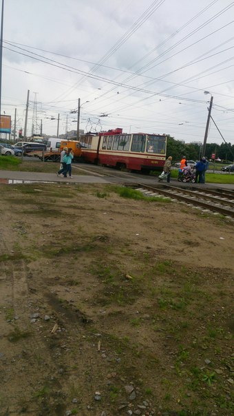 Пересечение Петергофского шоссе и ул. Доблести, эвакуатор не пропустил трамвай. 15.00