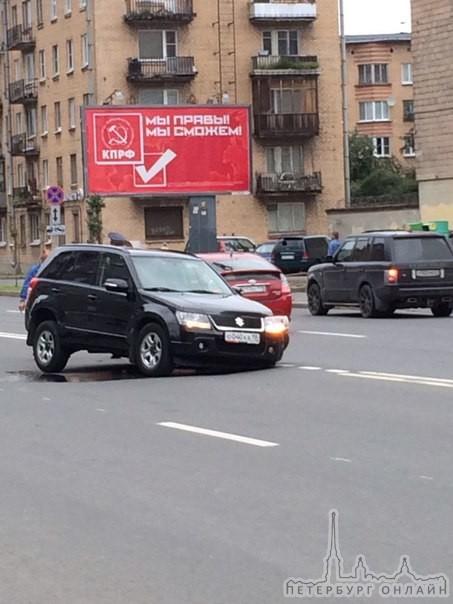 Витара пожертвовала колесом, чтобы перевернуть белый седан на улице Бабушкина, почти у метро Ломон...