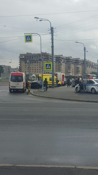 Девятка перевернулась на Бухарестской улице, двое пострадавших, водитель и пассажир, Скорая оказалас...
