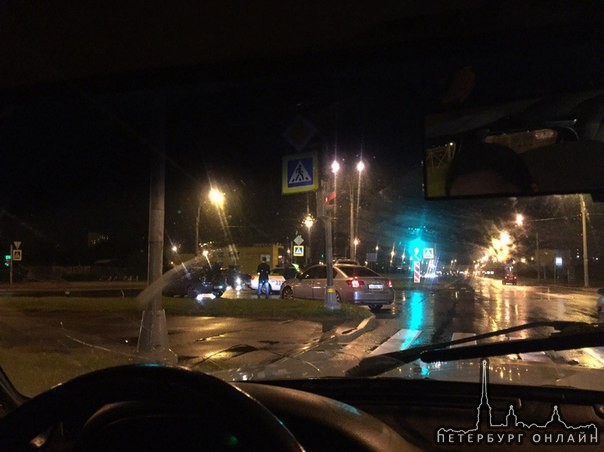 На пересечении Оптиков и Яхтенной ДТП, в 22:52 полиция на месте