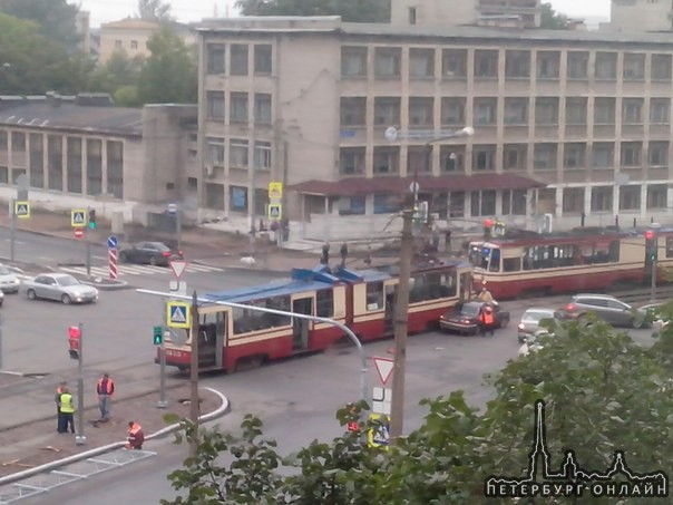 Волга попала под трамвай на пересечении Зенитчиков Жукова с Кронштадской,