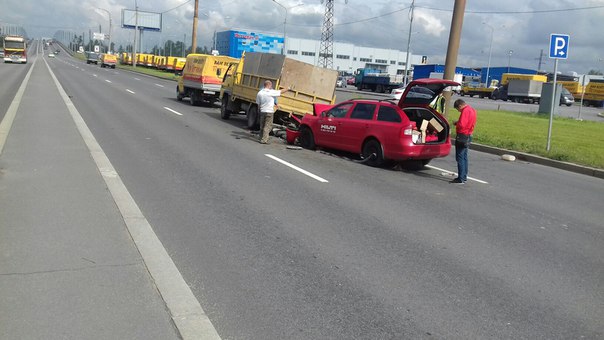 Skoda врезалась в грузовик. Водитель был сзади менял колесо. Остался между шкодой и грузовиком. Уже ...