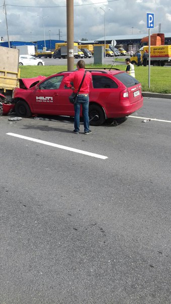 Skoda врезалась в грузовик. Водитель был сзади менял колесо. Остался между шкодой и грузовиком. Уже ...