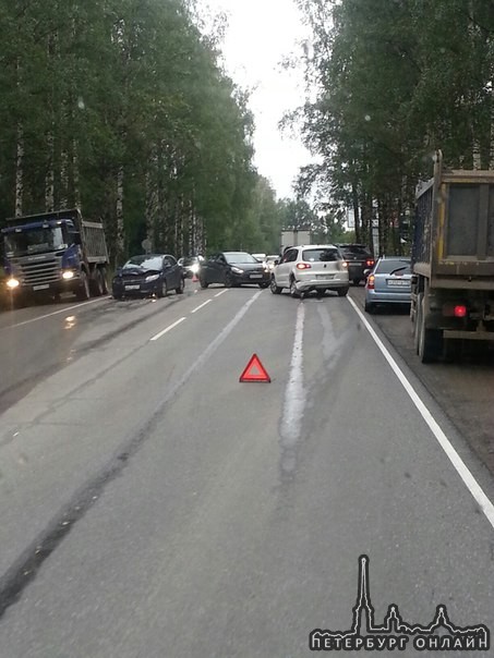 В Колтушах не доезжая перекрестка на Воейково со стороныМурмвнки ДТП прям по середине дороги .три ав...