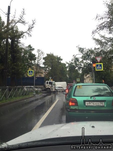 Грузовик задел Яндекс Такси в Красном Селе, на перекрестке Ленина и Гвардейской и
