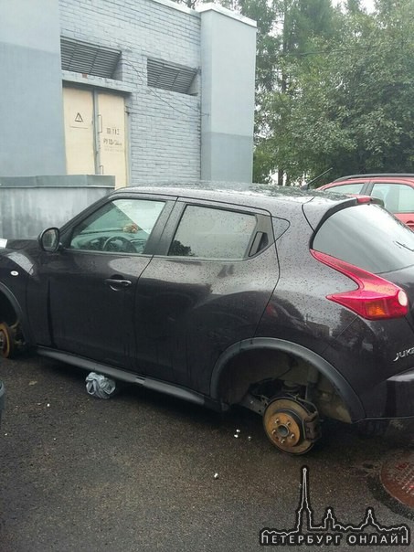 У дома 350 по Приморскому шоссе, Сестрорецк произошло хищение автомобильных колес с повреждением авт...