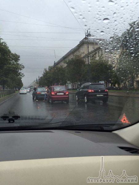 На перекрёстке Московского и Благодатной в сторону метро Электросила Паровозик из трёх машин. Matiz,...