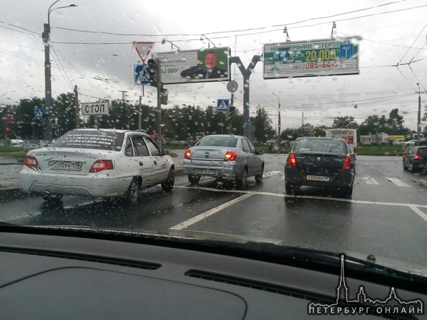 ДТП на Кушелевской автодороге перед пр. Маршала Блюхера. Крайний левый ряд. Nexia не успела оттормоз...