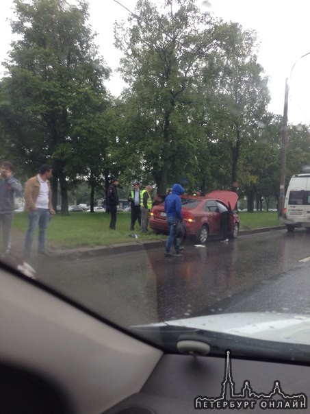 Руставелли 46. Не понял что произошло. Поло на газоне валяется, в правой полосе Lacetti. Левая полос...