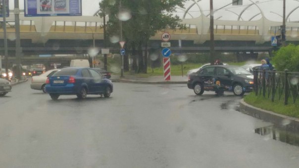 На перекрестке ул Кубинской и Краснопутиловской не поделили перекресток.служб нет.пробки пока тоже