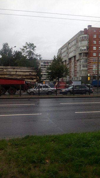 Паровоз из 4 вагонов,на Народной улице у дома 66, служб на месте нет.Пробка есть от пр.Большевиков.