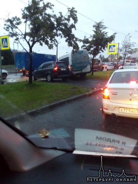 ДТП на тротуаре и пешеходном переходе на Ириновском