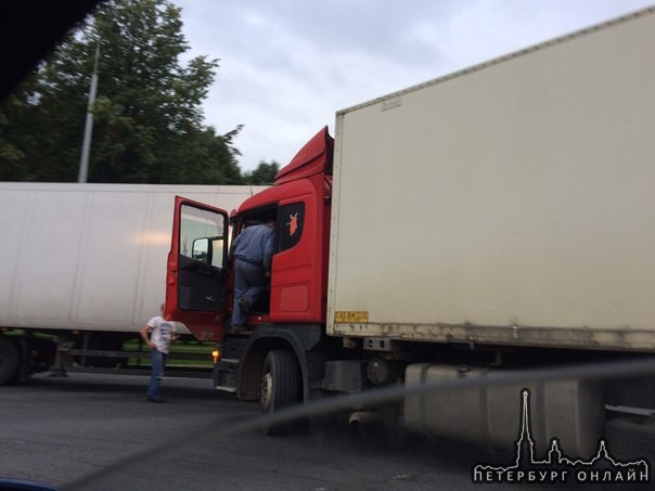 На перекрёстке Меншиковского и Непокоренных 3 фуры и 2 автобуса устроили ДТП