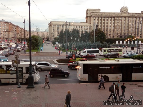 Это как можно так выехать на встречку..московский проспект